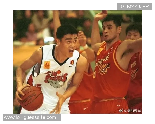 高尔夫球场上的意外瞬间姚明被抢断的背后故事与趣闻