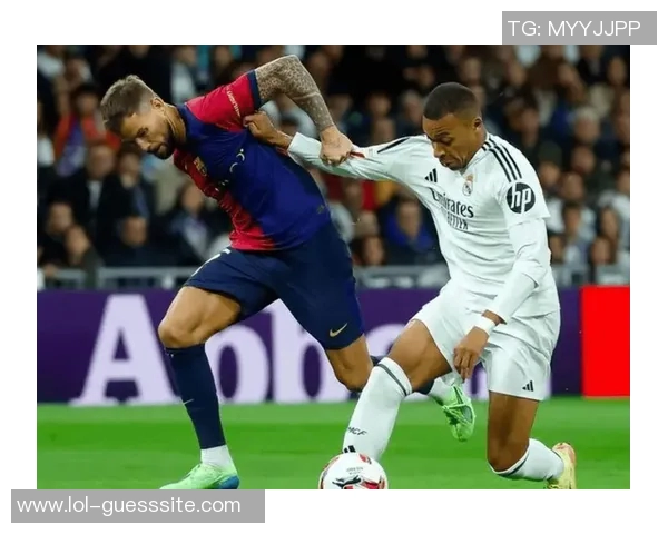 英超激战:皇马3-0拜仁帽子戏法引发争议判罚全场沸腾