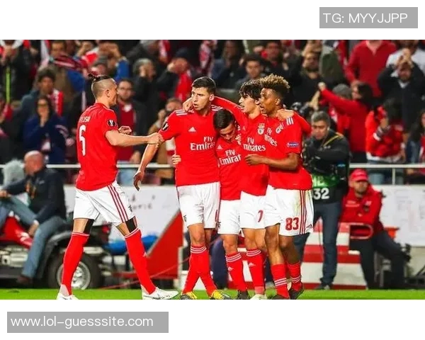 本菲卡逆转AC米兰4-3帽子戏法引发争议判罚全场沸腾